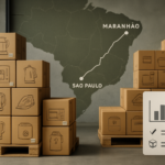 Caixas organizadas de pequenos lotes de eletroportáteis em área de logística, com mapa estilizado mostrando rota entre São Paulo e Maranhão, simbolizando planejamento e consolidação de cargas para frete seguro e eficiente.