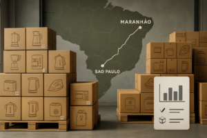 Caixas organizadas de pequenos lotes de eletroportáteis em área de logística, com mapa estilizado mostrando rota entre São Paulo e Maranhão, simbolizando planejamento e consolidação de cargas para frete seguro e eficiente.
