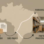 Imagem editorial mostrando mapa da rota São Paulo a Maranhão com bifurcação visual representando escolha entre frete dedicado e fracionado, destacando carga organizada, documentação e operação logística real.