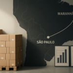 Imagem editorial mostrando mapa estilizado da rota São Paulo a Maranhão com cargas organizadas em pallets e gráficos de controle de estoque, representando planejamento e decisão na logística de frete recorrente para distribuidoras de eletroportáteis.