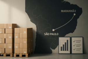 Imagem editorial mostrando mapa estilizado da rota São Paulo a Maranhão com cargas organizadas em pallets e gráficos de controle de estoque, representando planejamento e decisão na logística de frete recorrente para distribuidoras de eletroportáteis.