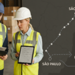 Imagem editorial mostrando mapa estilizado da rota São Paulo para São Luís-MA com pontos de coleta destacados, operadores conferindo carga e documentos em pátio logístico, simbolizando planejamento e decisão na operação de transporte.